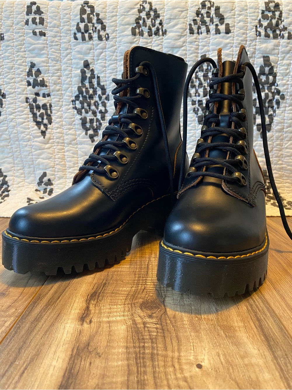 NWOT Dr. Martens Leona Women’s Vintage Smooth Leather Heeled Boots